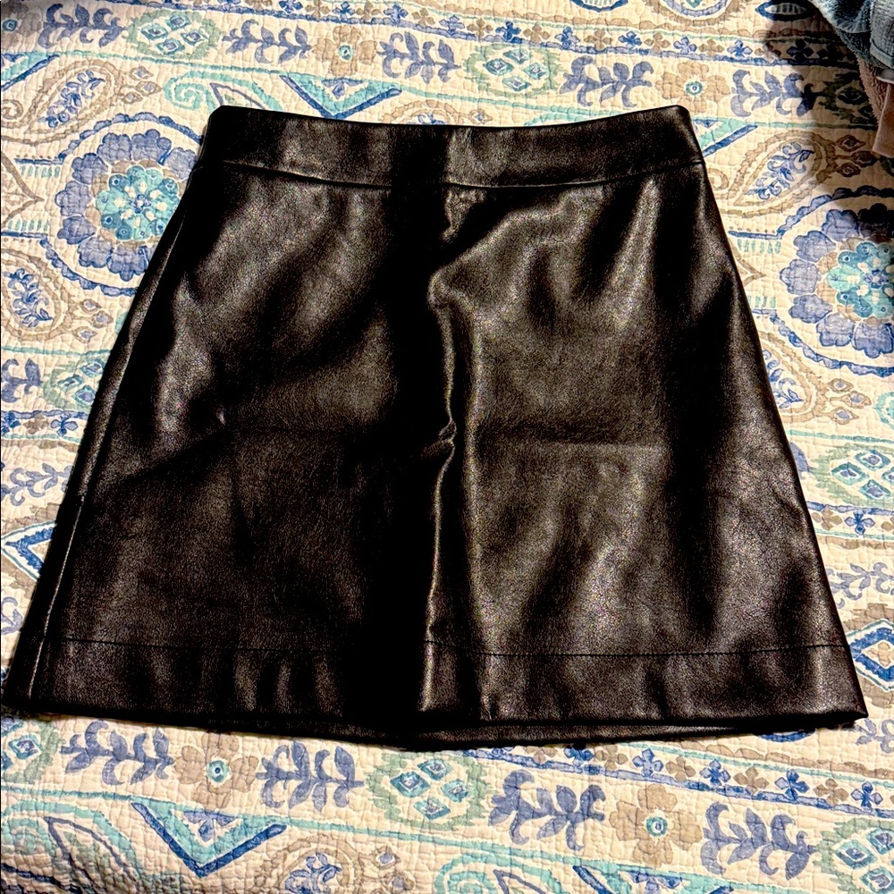 J. Crew Faux-Leather Mini Skirt

Back zip.
Lined.
Size 6. LIKE NEW!